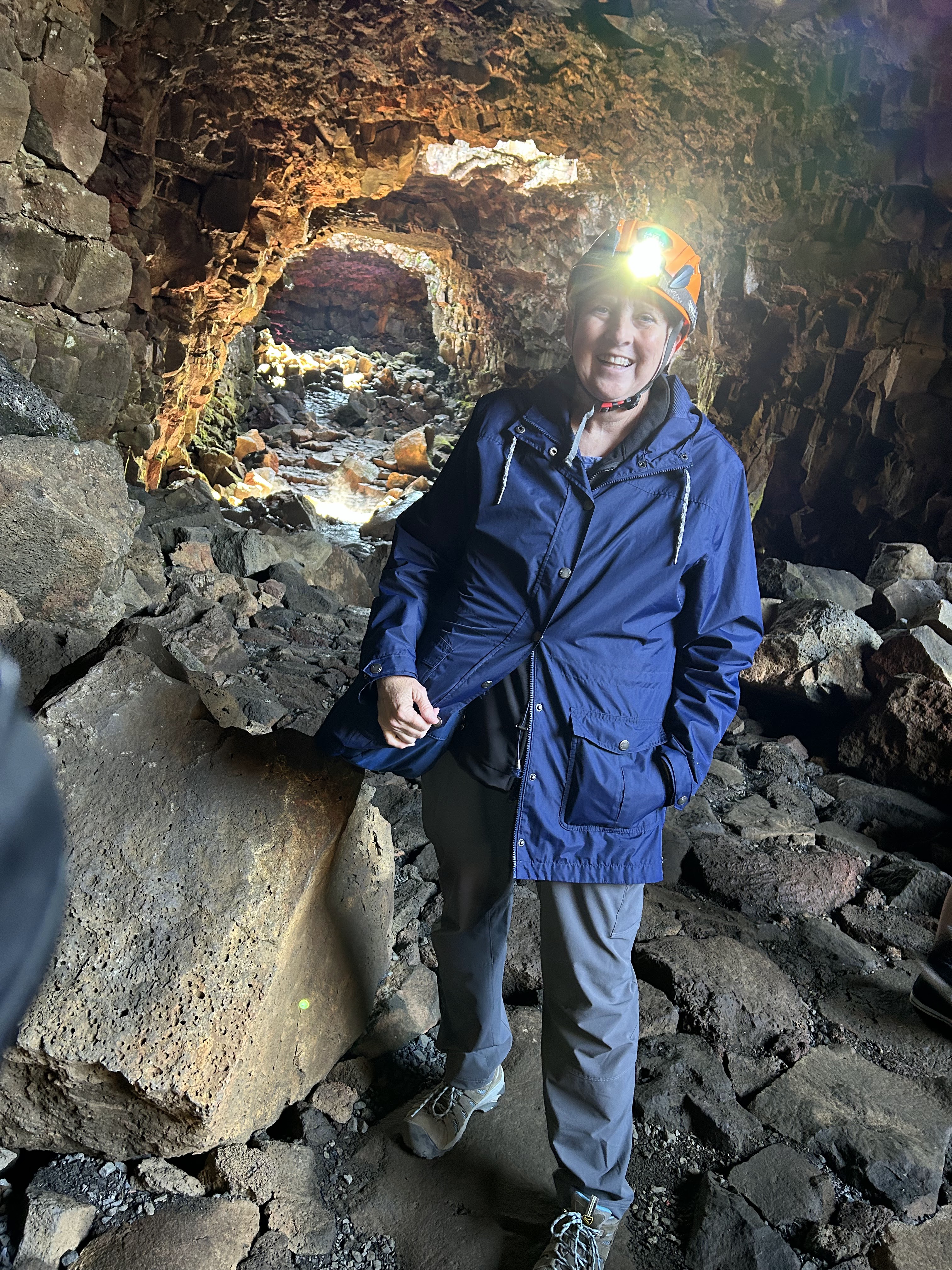 Lava Tunnel Caves (hellir)